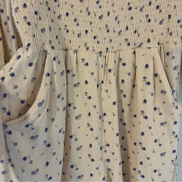 American Eagle Beige Floral Romper – Small‎ – Quarter Sleeve – Pockets - Picture 3 of 3